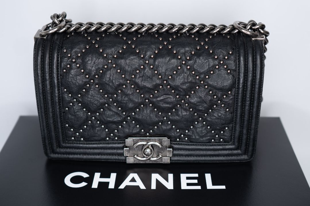 black Chanel Chanel Boy Bag, 📏 Dimensions (Approximate)    • Size: Medium    • Length: 9.8 in    • Height: 5.9 in    • Depth: 3.5 in    • Strap Drop (Single Chain): 11–12 in    • Strap Drop (Crossbody): ~20 in    • Style Code: A67086 (based on signature f