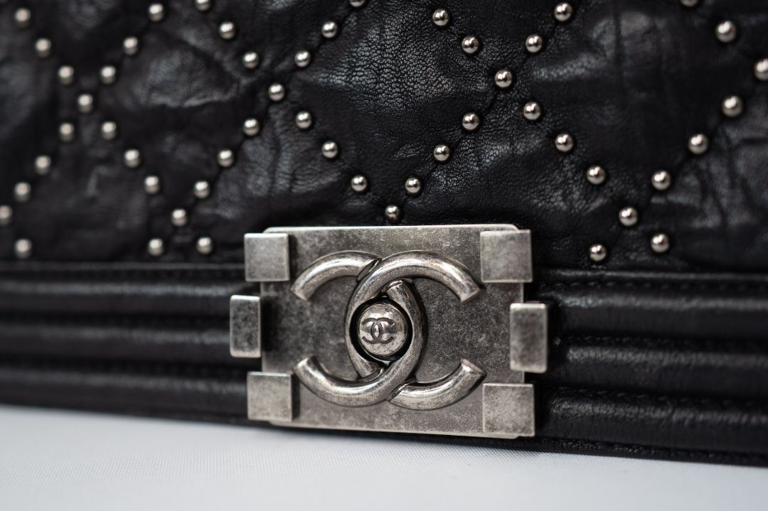 black Chanel Chanel Boy Bag, 📏 Dimensions (Approximate)    • Size: Medium    • Length: 9.8 in    • Height: 5.9 in    • Depth: 3.5 in    • Strap Drop (Single Chain): 11–12 in    • Strap Drop (Crossbody): ~20 in    • Style Code: A67086 (based on signature f