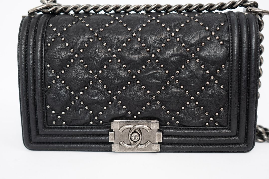 black Chanel Chanel Boy Bag, 📏 Dimensions (Approximate)    • Size: Medium    • Length: 9.8 in    • Height: 5.9 in    • Depth: 3.5 in    • Strap Drop (Single Chain): 11–12 in    • Strap Drop (Crossbody): ~20 in    • Style Code: A67086 (based on signature f