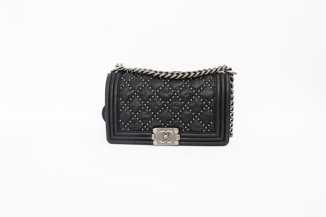 black Chanel Chanel Boy Bag, 📏 Dimensions (Approximate)    • Size: Medium    • Length: 9.8 in    • Height: 5.9 in    • Depth: 3.5 in    • Strap Drop (Single Chain): 11–12 in    • Strap Drop (Crossbody): ~20 in    • Style Code: A67086 (based on signature f