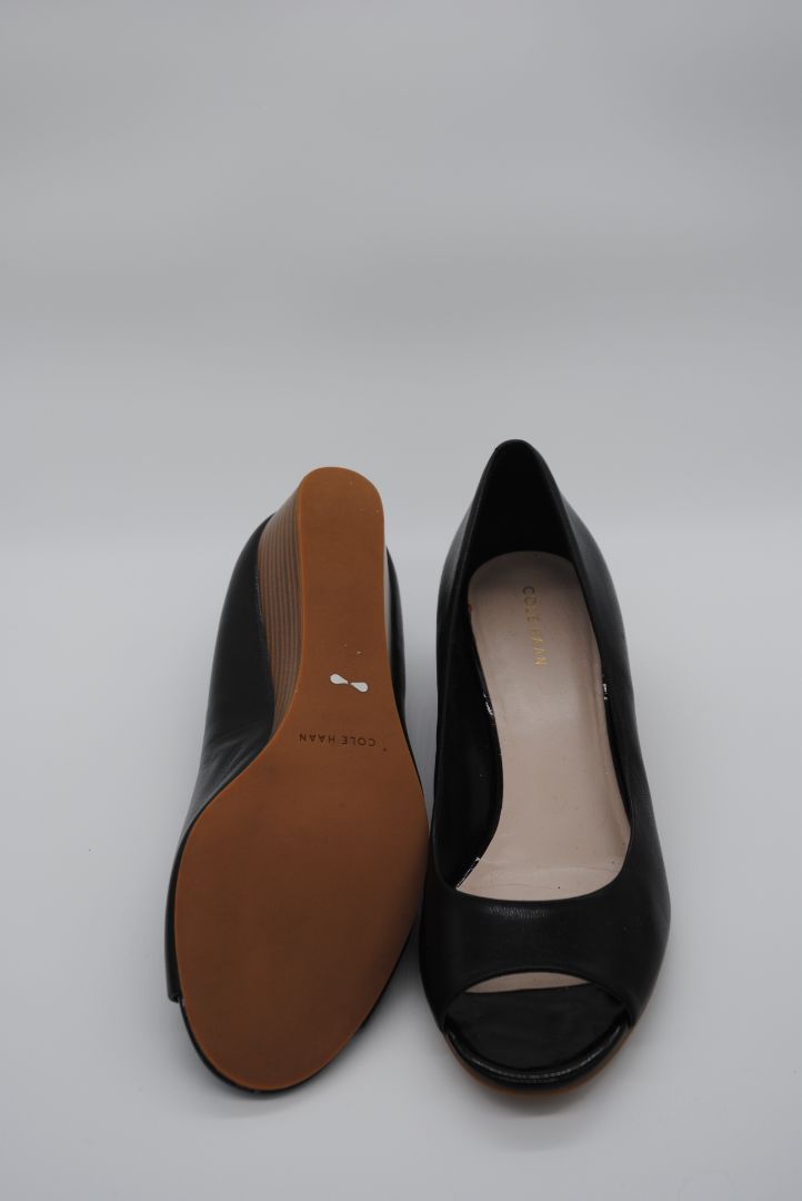 Elegant peep-toe heels with mid-height heel