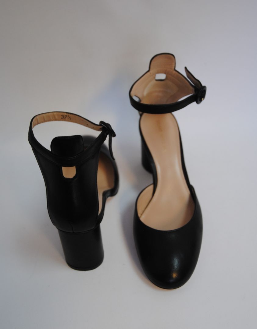 black Stuart Weitzman strappy closed toe heels, 7.5