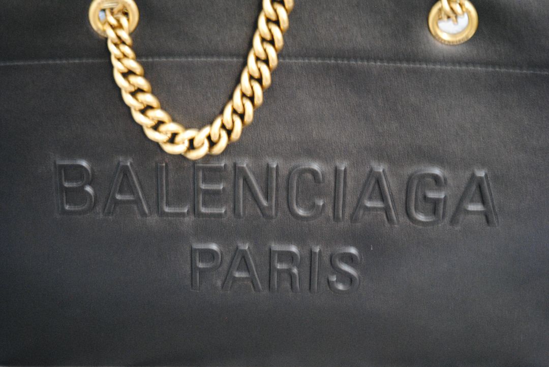Black Balenciaga Medium Shopping Tote in Black Calfskin Leather with Aged Gold Chain, Length: 13.8 in (35 cm) Height: 11.8 in (30 cm) Depth: 5.5 in (14 cm) Strap Drop: 11 in