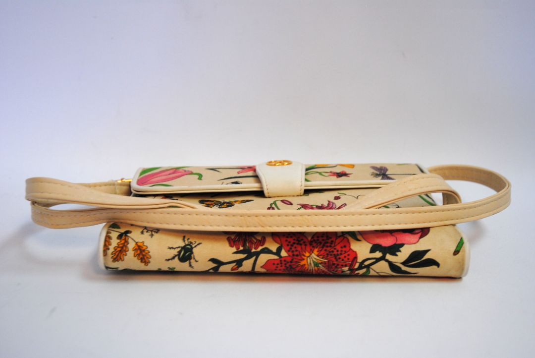floral Gucci flora shoulder / cross body bag, Length: 10.5 in (27 cm) Height: 6 in (15 cm) Depth: 1.5 in (4 cm) Strap Drop: ~18β20 in (non-adjustable, shoulder or crossbody)