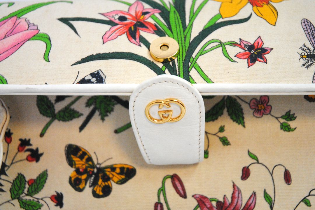 floral Gucci flora shoulder / cross body bag, Length: 10.5 in (27 cm) Height: 6 in (15 cm) Depth: 1.5 in (4 cm) Strap Drop: ~18β20 in (non-adjustable, shoulder or crossbody)