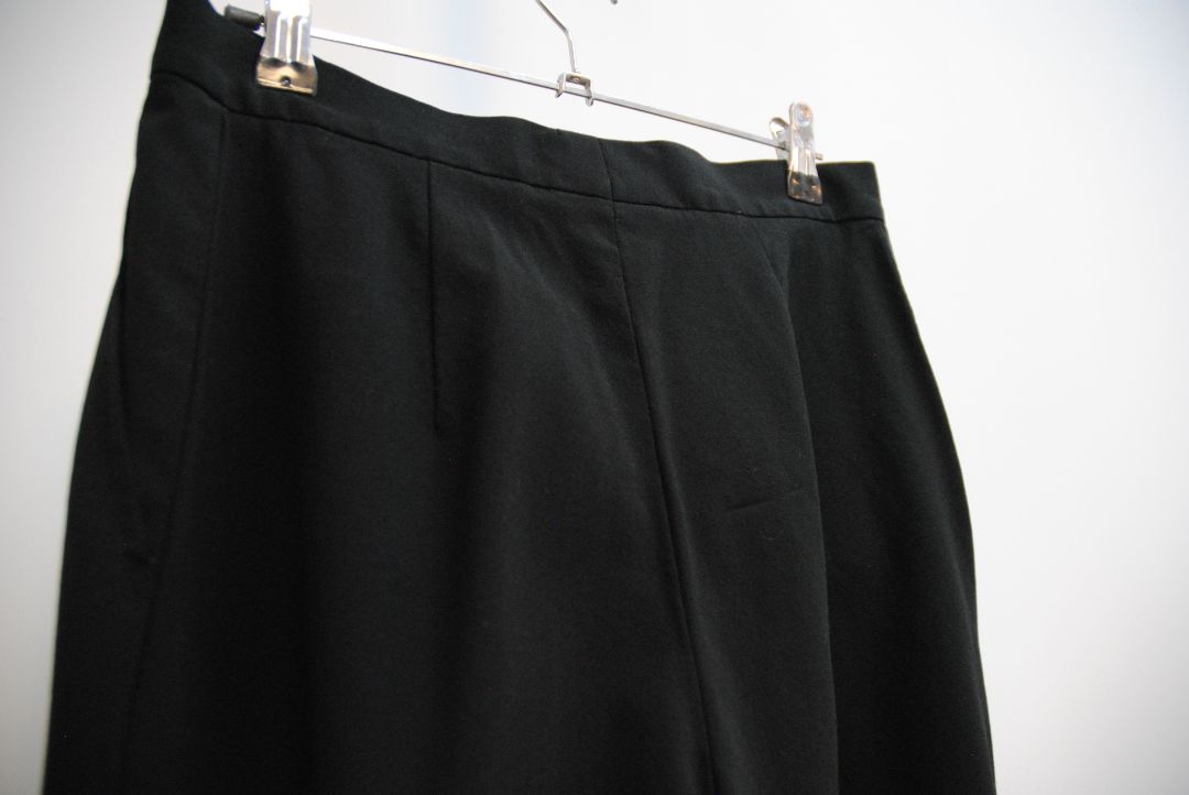 black Max mara classic trouser, Dimensions (Estimated Size: US 6 / IT 42)** Waist: Approx. 15.5 in flat Rise: Approx. 10.5 in Inseam: Approx. 32 in Leg Opening: Approx. 8.5 in Total Length: Approx. 42 in