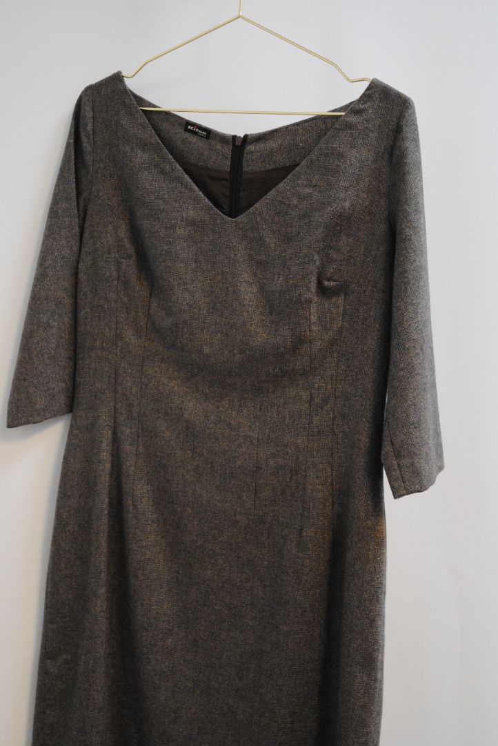 π Dimensions (Estimated β Size IT 42 / US 6) Shoulder to Shoulder: Approx. 15 in Bust: Approx. 18 in (flat) Waist: Approx. 15 in (flat) Hip: Approx. 19 in (flat) Sleeve Length: Approx. 17 in Length: Approx. 40 in Kiton designer dress