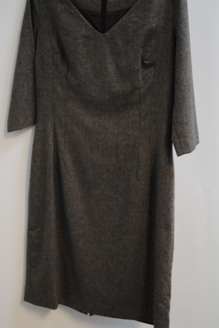 π Dimensions (Estimated β Size IT 42 / US 6) Shoulder to Shoulder: Approx. 15 in Bust: Approx. 18 in (flat) Waist: Approx. 15 in (flat) Hip: Approx. 19 in (flat) Sleeve Length: Approx. 17 in Length: Approx. 40 in Kiton designer dress