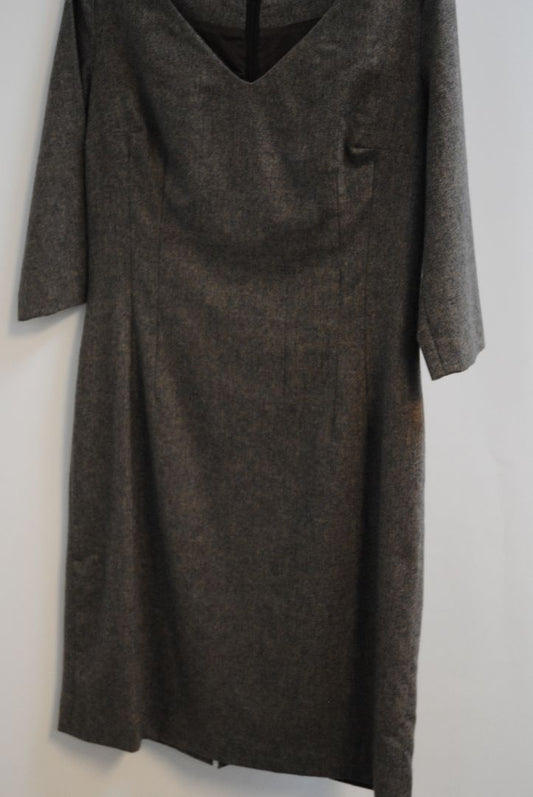 📏 Dimensions (Estimated – Size IT 42 / US 6) Shoulder to Shoulder: Approx. 15 in Bust: Approx. 18 in (flat) Waist: Approx. 15 in (flat) Hip: Approx. 19 in (flat) Sleeve Length: Approx. 17 in Length: Approx. 40 in Kiton designer dress