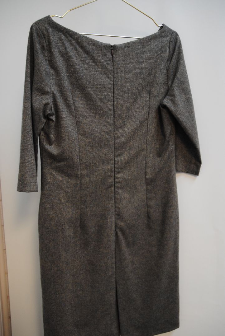 π Dimensions (Estimated β Size IT 42 / US 6) Shoulder to Shoulder: Approx. 15 in Bust: Approx. 18 in (flat) Waist: Approx. 15 in (flat) Hip: Approx. 19 in (flat) Sleeve Length: Approx. 17 in Length: Approx. 40 in Kiton designer dress