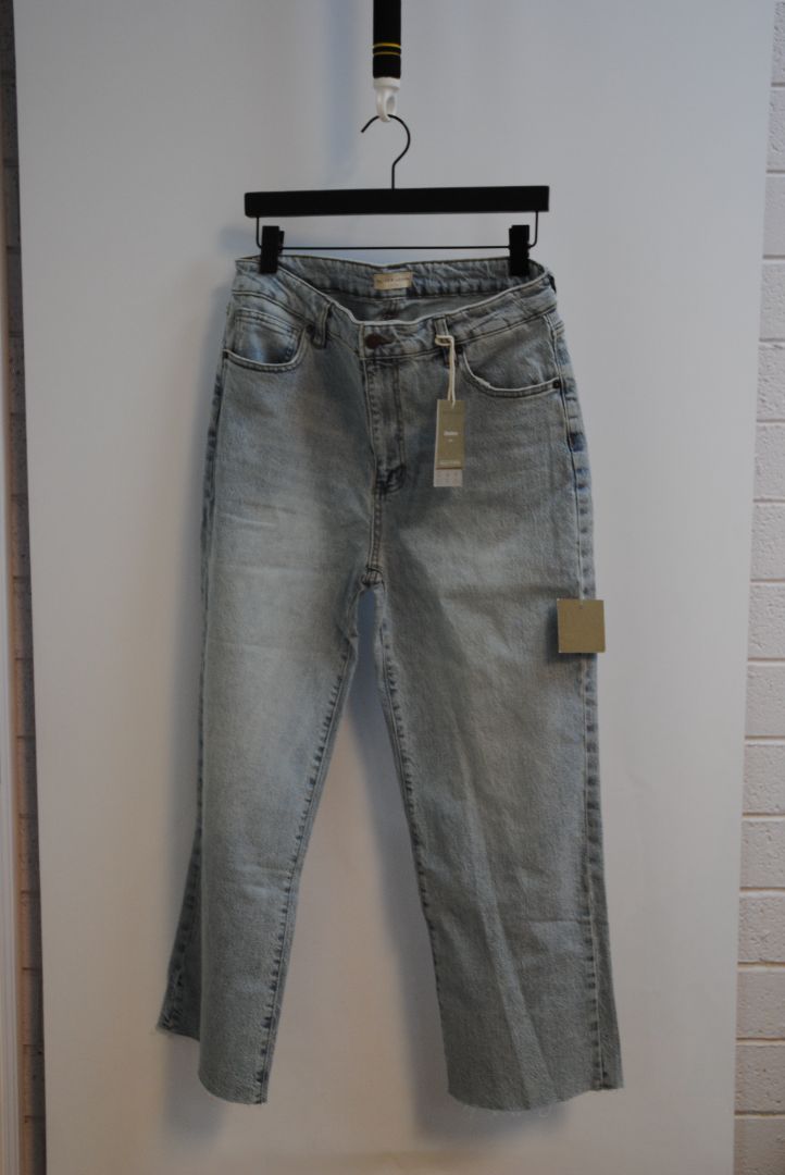 vintage wash Oliver Logan light vintage wash, Waist: 14β flat (28β29β waist) Rise: 11β Inseam: 27β Leg Opening: 6.5β Hip: 18.5β flat Length (Top to Bottom): Approx. 38β Fit: Mid-rise, straight leg with slight taper Hem: Raw edge
