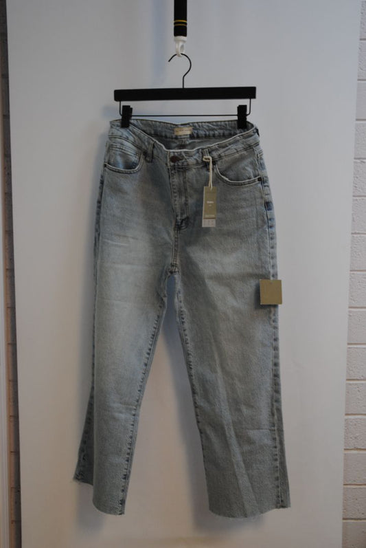 vintage wash Oliver Logan light vintage wash, Waist: 14” flat (28–29” waist) Rise: 11” Inseam: 27” Leg Opening: 6.5” Hip: 18.5” flat Length (Top to Bottom): Approx. 38” Fit: Mid-rise, straight leg with slight taper Hem: Raw edge