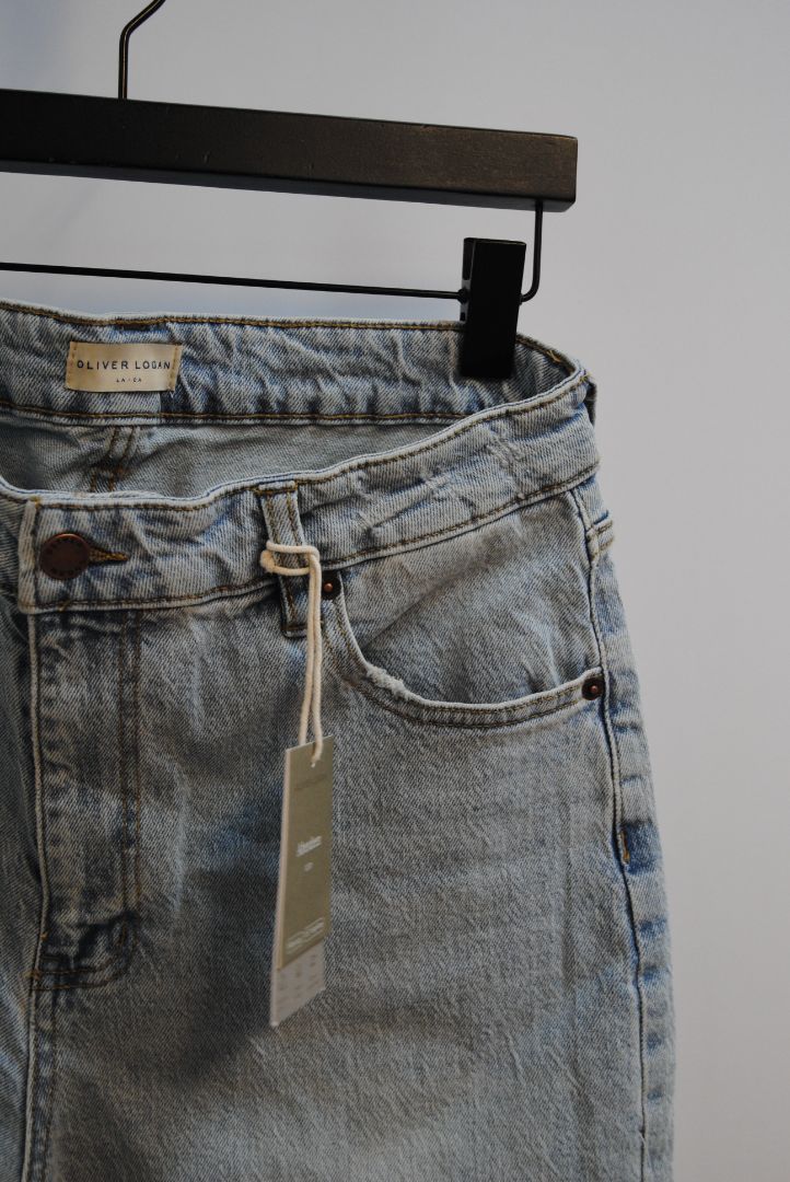 vintage wash Oliver Logan light vintage wash, Waist: 14β flat (28β29β waist) Rise: 11β Inseam: 27β Leg Opening: 6.5β Hip: 18.5β flat Length (Top to Bottom): Approx. 38β Fit: Mid-rise, straight leg with slight taper Hem: Raw edge