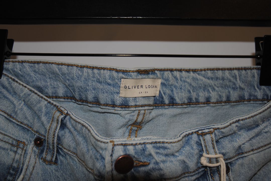 vintage wash Oliver Logan light vintage wash, Waist: 14β flat (28β29β waist) Rise: 11β Inseam: 27β Leg Opening: 6.5β Hip: 18.5β flat Length (Top to Bottom): Approx. 38β Fit: Mid-rise, straight leg with slight taper Hem: Raw edge