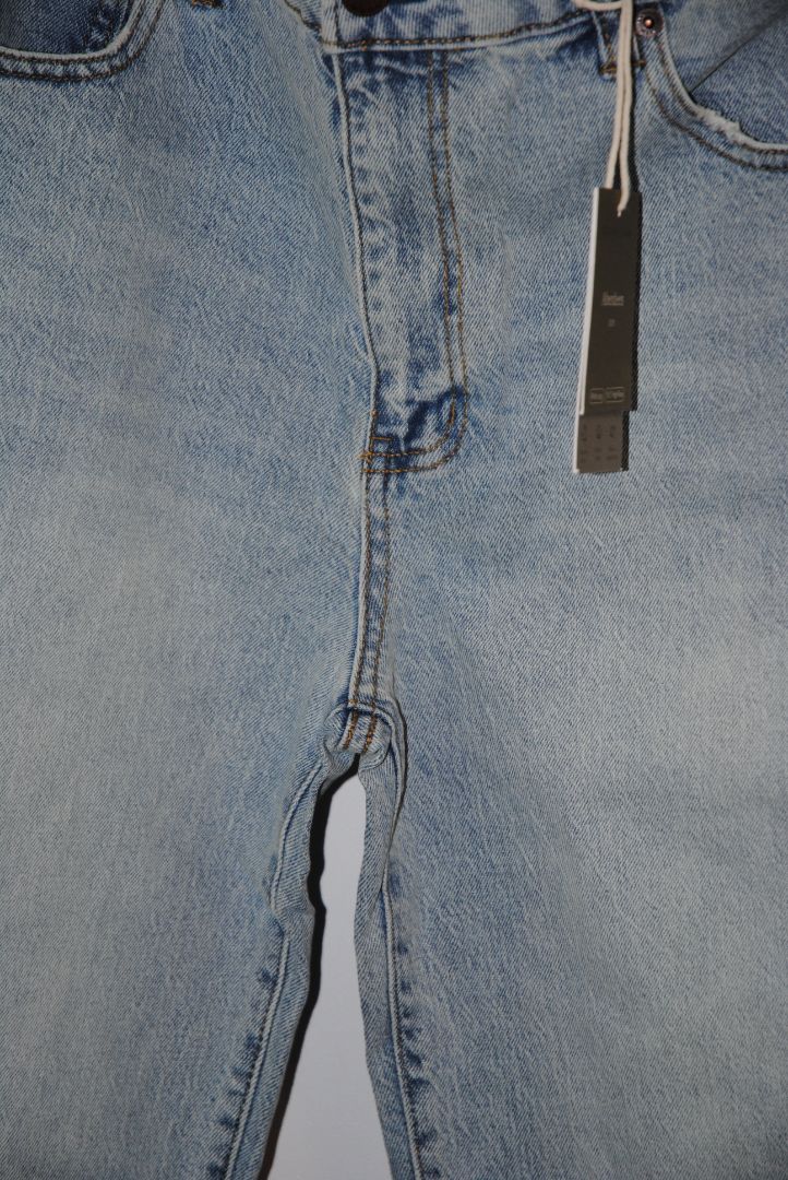 vintage wash Oliver Logan light vintage wash, Waist: 14β flat (28β29β waist) Rise: 11β Inseam: 27β Leg Opening: 6.5β Hip: 18.5β flat Length (Top to Bottom): Approx. 38β Fit: Mid-rise, straight leg with slight taper Hem: Raw edge