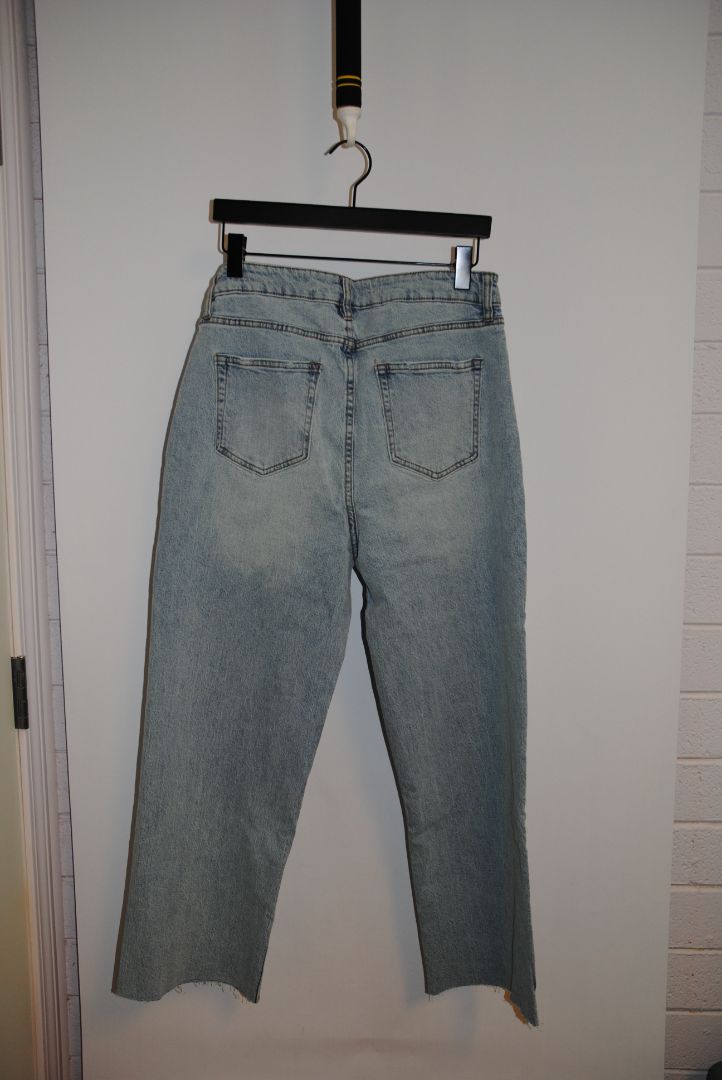 vintage wash Oliver Logan light vintage wash, Waist: 14β flat (28β29β waist) Rise: 11β Inseam: 27β Leg Opening: 6.5β Hip: 18.5β flat Length (Top to Bottom): Approx. 38β Fit: Mid-rise, straight leg with slight taper Hem: Raw edge