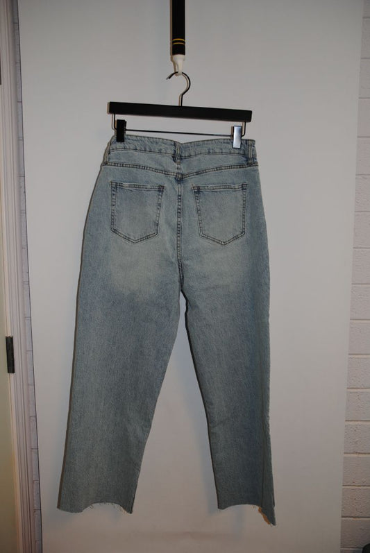 vintage wash Oliver Logan light vintage wash, Waist: 14” flat (28–29” waist) Rise: 11” Inseam: 27” Leg Opening: 6.5” Hip: 18.5” flat Length (Top to Bottom): Approx. 38” Fit: Mid-rise, straight leg with slight taper Hem: Raw edge