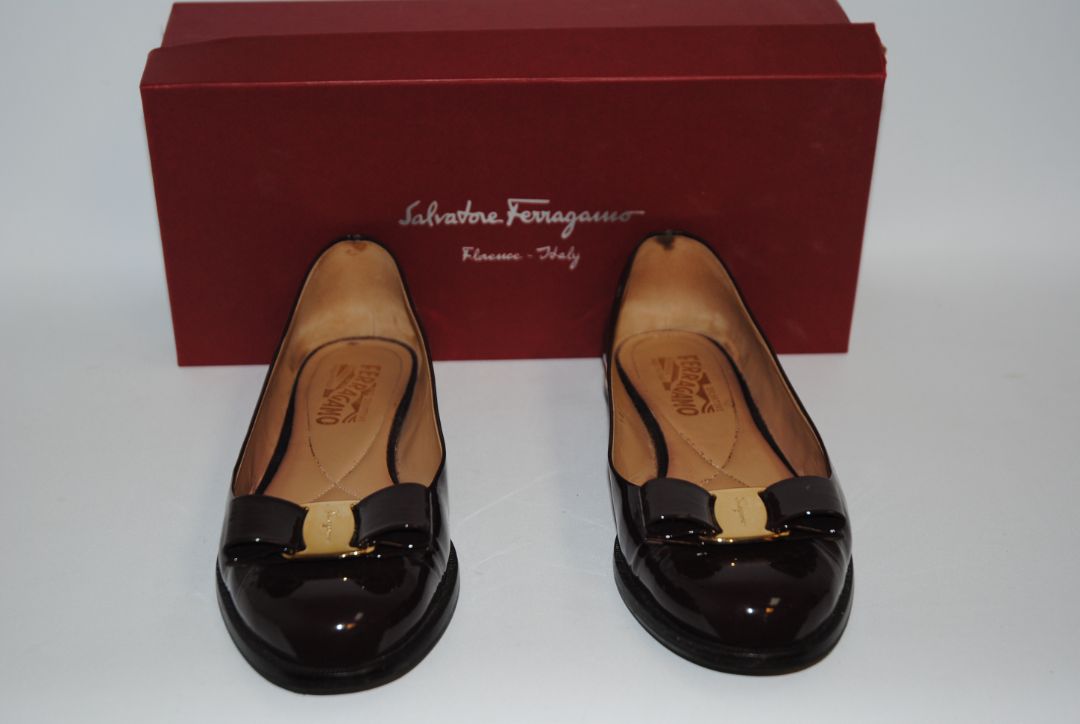 Bordeaux Ferragamo vara bow shoes, 9.5 EU