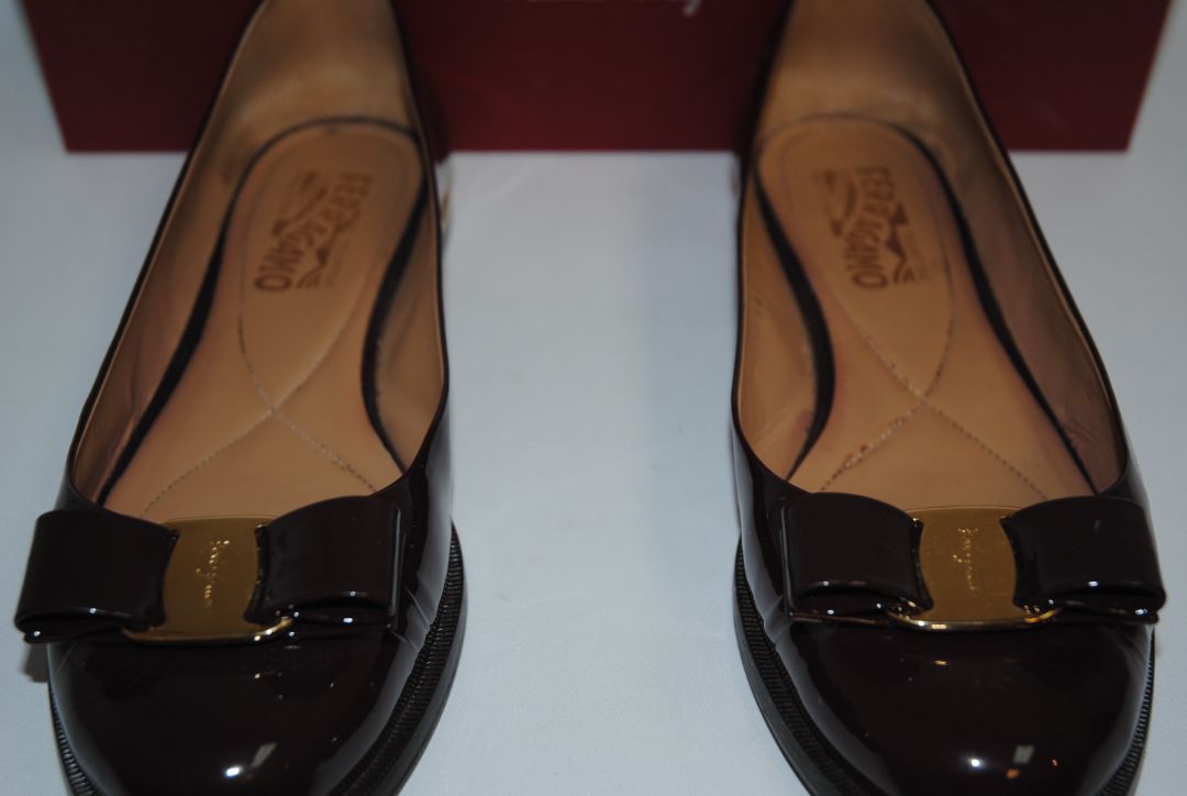 Bordeaux Ferragamo vara bow shoes, 9.5 EU