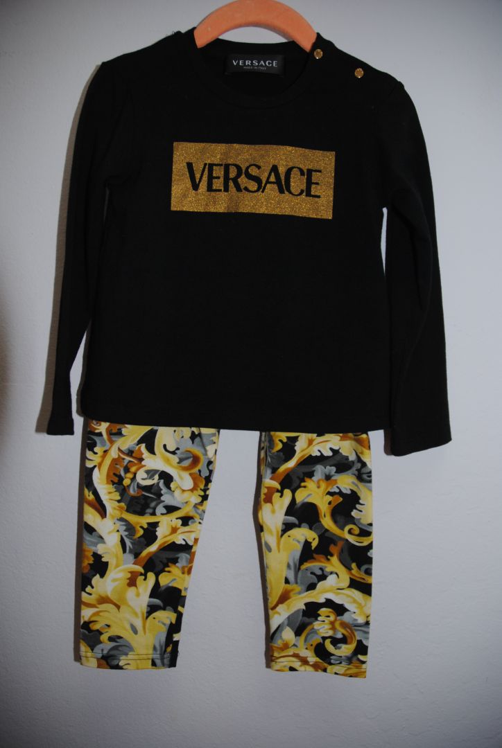black and gold Versace logo and bottom Barouque, 24 mos
