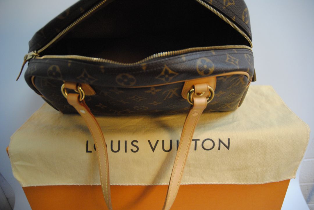 monogram canvas Louis Vuitton Tivoli PM monogram canvas satchel, Length: 14.2 in (36 cm) at widest point Height: 8.3 in (21 cm) Depth: 6.7 in (17 cm) Handle Drop: 6 in (15 cm)