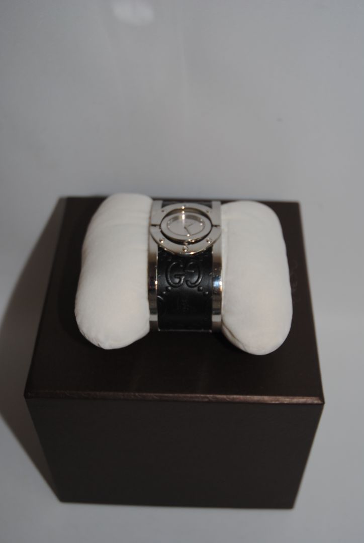 black and silver GUCCI Gucci Twirl Mirror Dial Watch, Dimensions: Approx. 23mm case diameter, ~8mm thickness