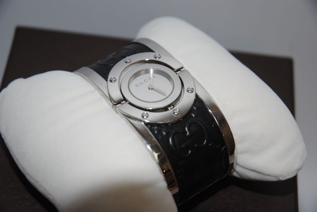 black and silver GUCCI Gucci Twirl Mirror Dial Watch, Dimensions: Approx. 23mm case diameter, ~8mm thickness