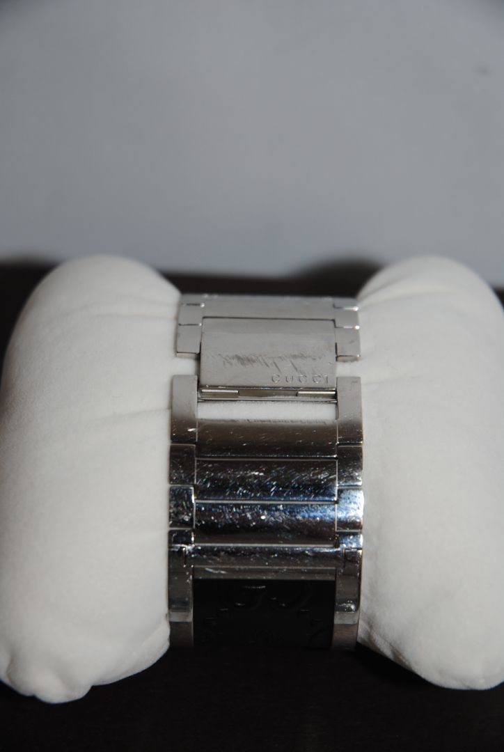 black and silver GUCCI Gucci Twirl Mirror Dial Watch, Dimensions: Approx. 23mm case diameter, ~8mm thickness