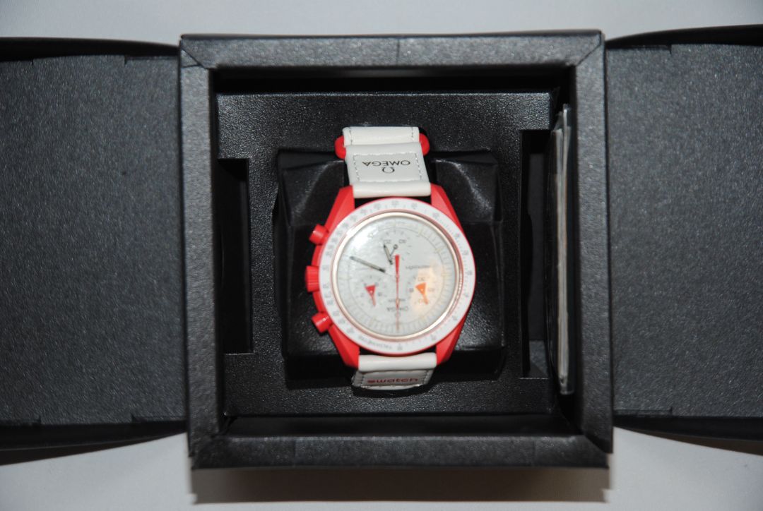 red and white Omega x Swatch Bioceramic Moonswatch “Mission to Mars”, Case Size: 42 mm Case Thickness: 13 mm Strap: Velcro fabric strap, adjustable