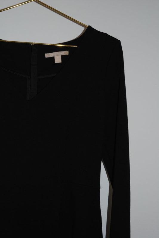 black Banana Republic shift dress, Length: 37 in (94 cm) Bust: 19 in (48 cm) Waist: 17 in (43 cm) Sleeves: 22 in (56 cm)(Fits true to size, tailored shift silhouette)
