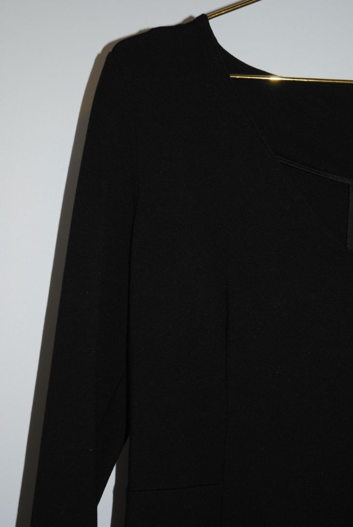 black Banana Republic shift dress, Length: 37 in (94 cm) Bust: 19 in (48 cm) Waist: 17 in (43 cm) Sleeves: 22 in (56 cm)(Fits true to size, tailored shift silhouette)