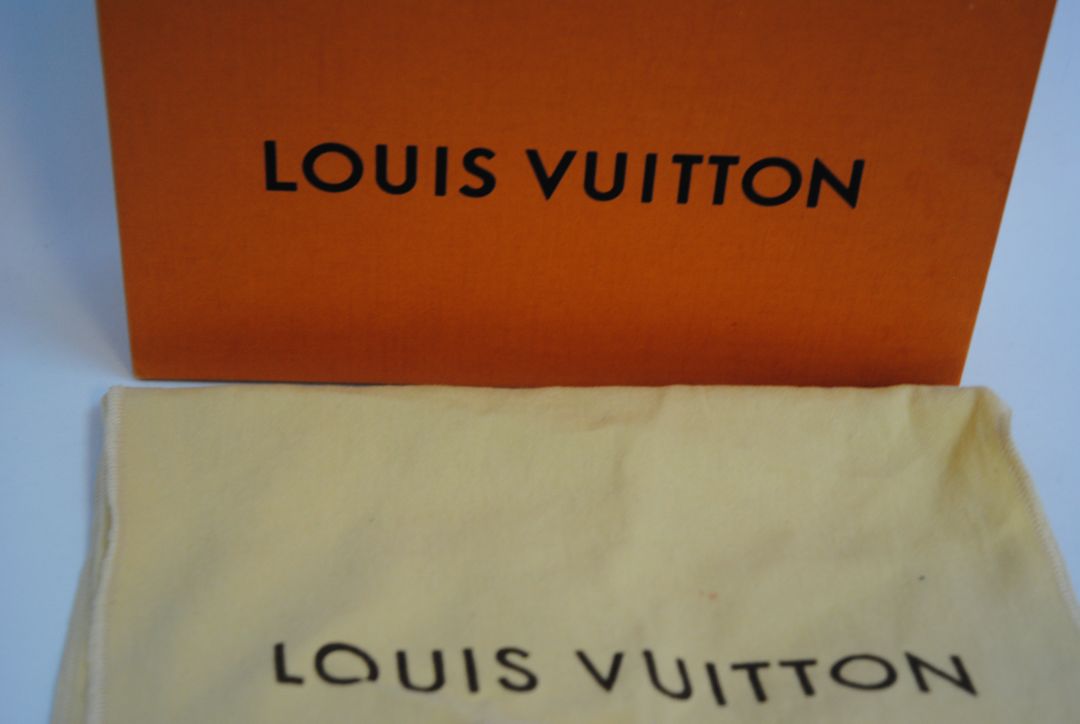 damier Louis Vuitton Limited Edition “Penguins” animation from the Holiday Animation Collection, Dimensions (approximate): Width: 9.25 in / 23.5 cm Height: 5.5 in / 14 cm Depth: 1.5 in / 4 cm (Pochette