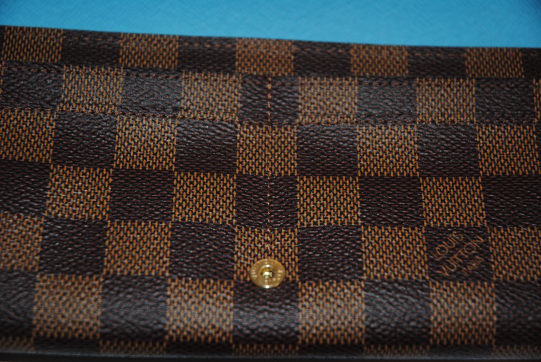 damier Louis Vuitton Limited Edition “Penguins” animation from the Holiday Animation Collection, Dimensions (approximate): Width: 9.25 in / 23.5 cm Height: 5.5 in / 14 cm Depth: 1.5 in / 4 cm (Pochette