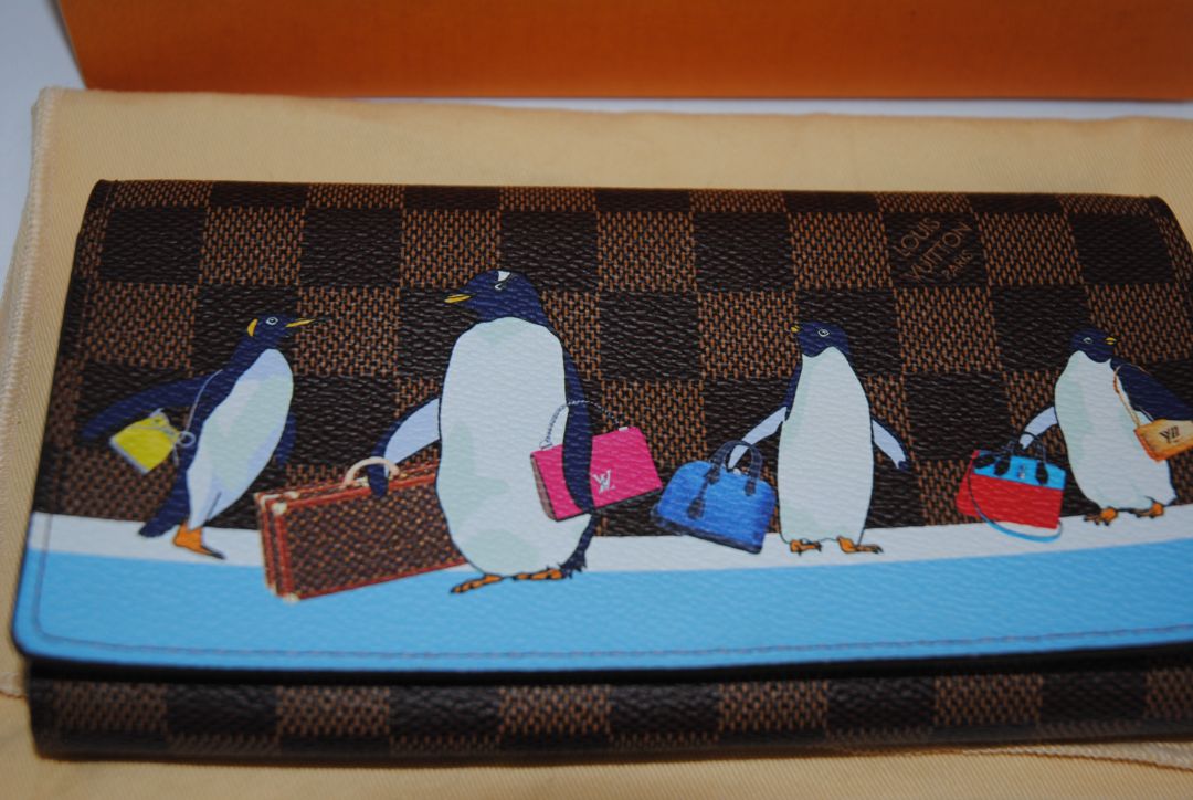 damier Louis Vuitton Limited Edition “Penguins” animation from the Holiday Animation Collection, Dimensions (approximate): Width: 9.25 in / 23.5 cm Height: 5.5 in / 14 cm Depth: 1.5 in / 4 cm (Pochette