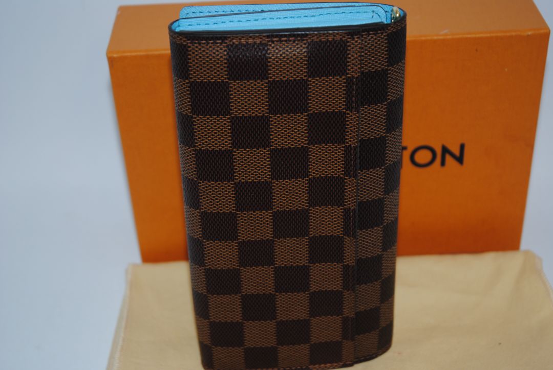 damier Louis Vuitton Limited Edition “Penguins” animation from the Holiday Animation Collection, Dimensions (approximate): Width: 9.25 in / 23.5 cm Height: 5.5 in / 14 cm Depth: 1.5 in / 4 cm (Pochette