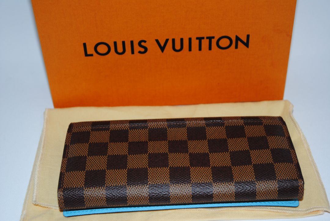 damier Louis Vuitton Limited Edition “Penguins” animation from the Holiday Animation Collection, Dimensions (approximate): Width: 9.25 in / 23.5 cm Height: 5.5 in / 14 cm Depth: 1.5 in / 4 cm (Pochette