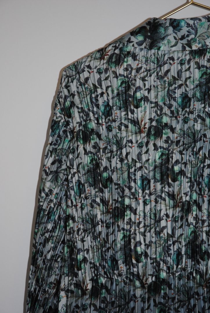 teal and charcoal Vince pleated top, Dimensions (Approximate): Length: 24 in (61 cm) Bust (flat): 18 in (46 cm) Sleeve length: 24 in (61 cm) Size: XS