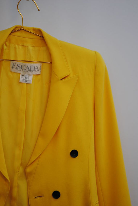 sunshine yellow Escada Double-Breasted Wool Blazer, Size: EU 34 (US 2–4) Length: Approx. 25 in / 64 cm Chest Width: Approx. 17 in / 43 cm (flat lay) Sleeve Length: Approx. 23 in / 58 cm Fit: Tailored, structured silhouette