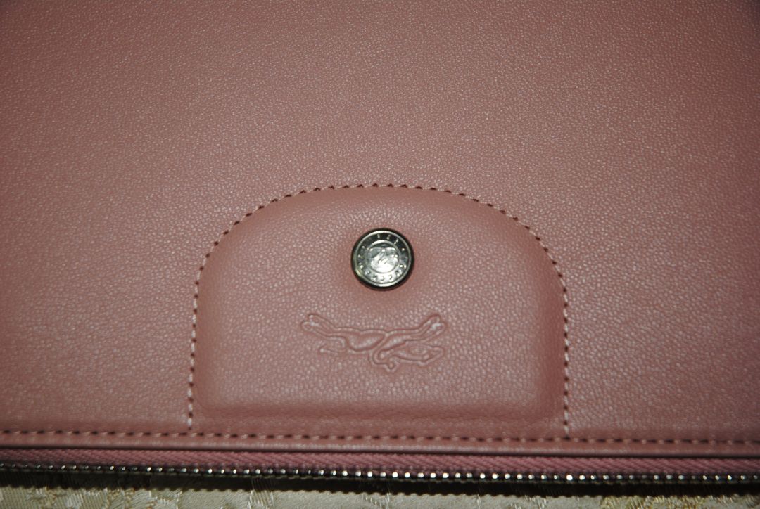 Blush Pink Longchamp Le Pliage Heritage, Dimensions Height: 4 in (10 cm) Width: 8 in (20 cm) Depth: 1 in (2.5 cm)