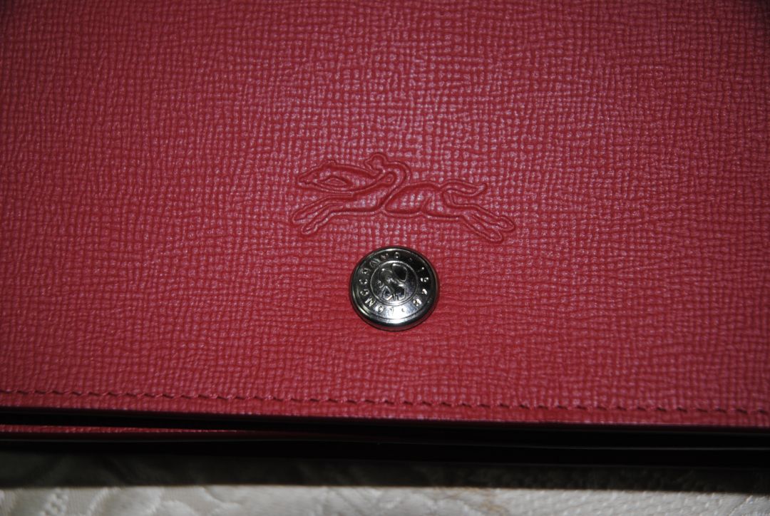 red Longchamp Le Foulonné Red Leather Crossbody Chain Bag, Dimensions Height: 5.5 in (14 cm) Width: 8.5 in (22 cm) Depth: 2 in (5 cm) Chain Strap Drop: 22 in (56 cm)