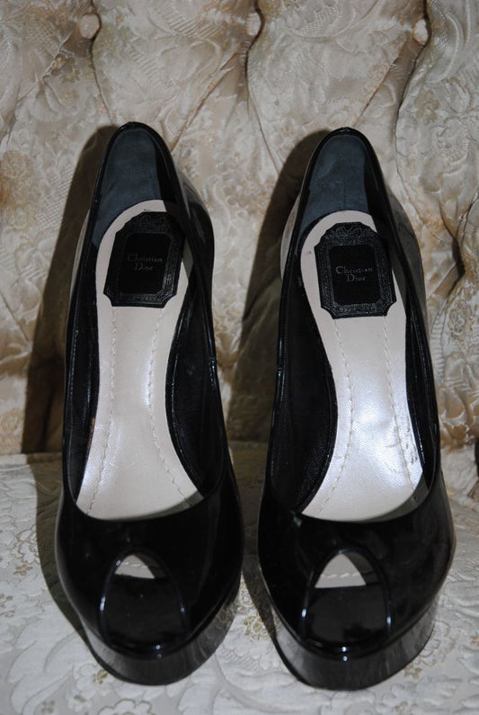 black patent Christian Dior leather peep toe, 📏 Dimensions / Size Size: EU 39 / US 9 Heel Height: 4.5 in (11.5 cm) Platform Height: 0.5 in (1.2 cm)