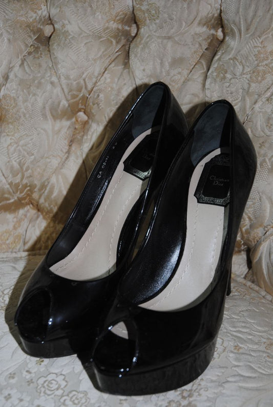 black patent Christian Dior leather peep toe, 📏 Dimensions / Size Size: EU 39 / US 9 Heel Height: 4.5 in (11.5 cm) Platform Height: 0.5 in (1.2 cm)