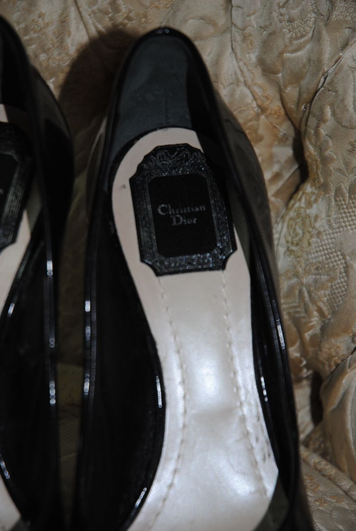 black patent Christian Dior leather peep toe, 📏 Dimensions / Size Size: EU 39 / US 9 Heel Height: 4.5 in (11.5 cm) Platform Height: 0.5 in (1.2 cm)