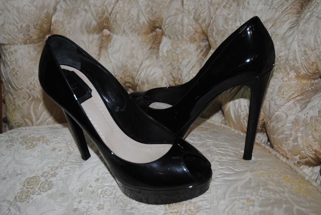 black patent Christian Dior leather peep toe, 📏 Dimensions / Size Size: EU 39 / US 9 Heel Height: 4.5 in (11.5 cm) Platform Height: 0.5 in (1.2 cm)