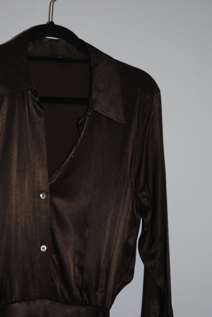 olive green Rails satin shirt dress, Bust (flat across front): perhaps ~18–20 inches (so ~36–40" circumference) Waist seam to hem (skirt drop): ~25–30 inches Sleeve length (cuff to shoulder seam): ~23–25 inches