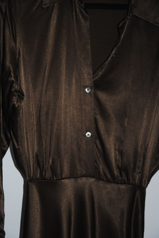 olive green Rails satin shirt dress, Bust (flat across front): perhaps ~18–20 inches (so ~36–40" circumference) Waist seam to hem (skirt drop): ~25–30 inches Sleeve length (cuff to shoulder seam): ~23–25 inches