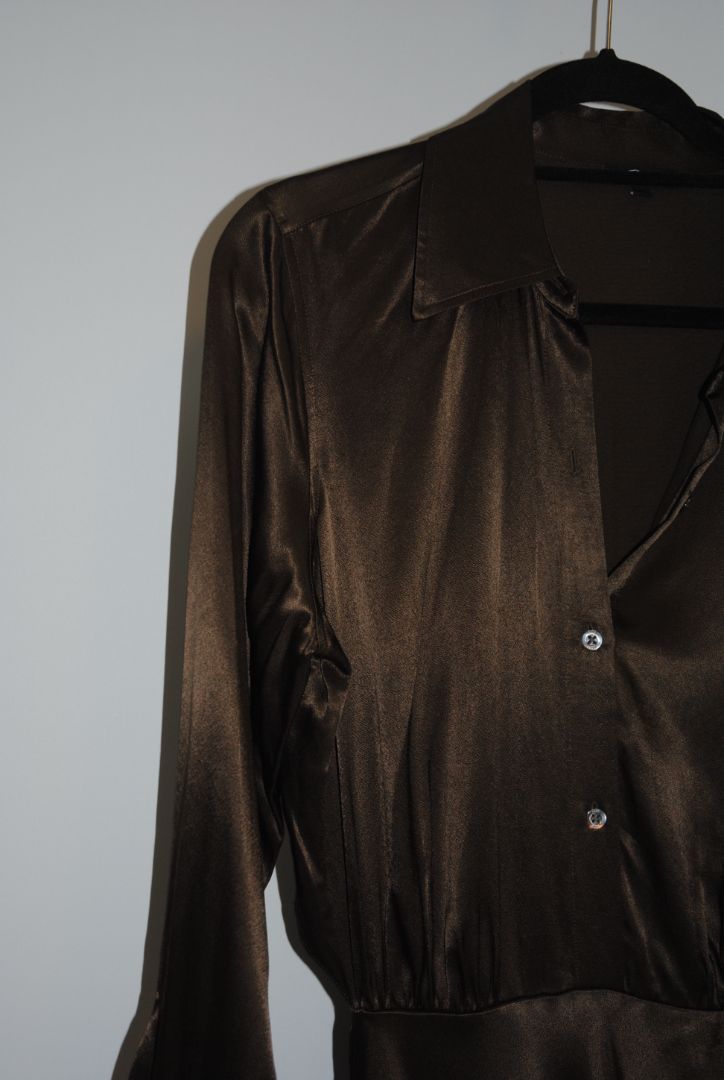 olive green Rails satin shirt dress, Bust (flat across front): perhaps ~18–20 inches (so ~36–40" circumference) Waist seam to hem (skirt drop): ~25–30 inches Sleeve length (cuff to shoulder seam): ~23–25 inches