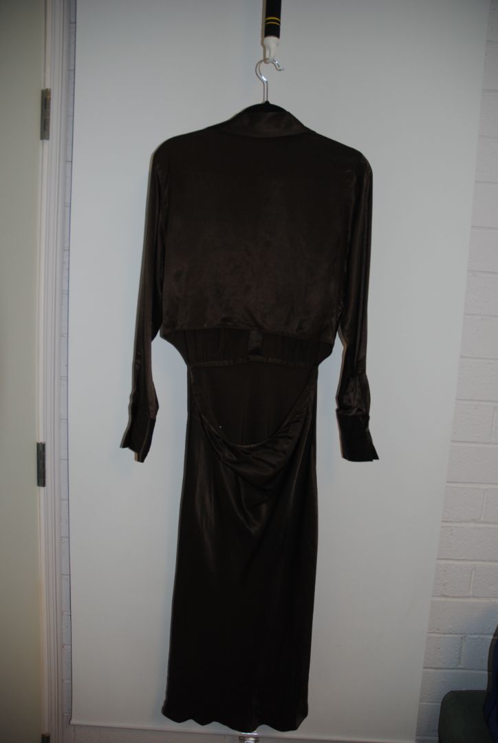 olive green Rails satin shirt dress, Bust (flat across front): perhaps ~18–20 inches (so ~36–40" circumference) Waist seam to hem (skirt drop): ~25–30 inches Sleeve length (cuff to shoulder seam): ~23–25 inches