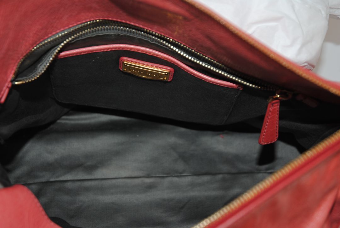 Pink Miu Miu matelasse lambskin, Width: ~ 30‑35 cm (≈12″‑14″) Height: ~ 20‑25 cm (≈8″‑10″) Depth: ~ 10‑15 cm (≈4″‑6″)