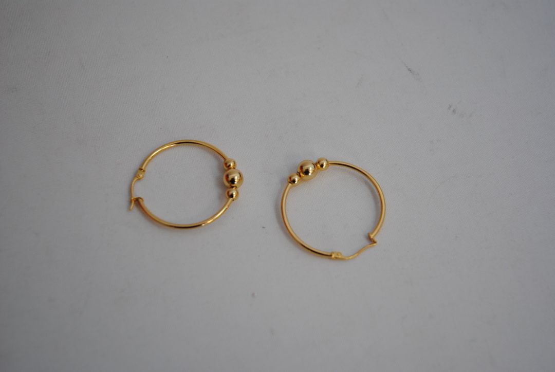 gold NA classic triple ball design hoops, **Hoop Diameter:** Approximately 35mm (1.4”) **Tube Thickness:** Approximately 2mm **Ball Beads:** 3 graduated sizes Large center ball: ~8mm Medium balls: ~6mm each Small ball: ~4mm **Weight:** Approximately 4-6g